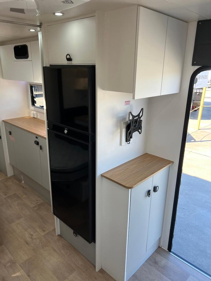 2024 Southern Cross Signature Series 19' Slide Out