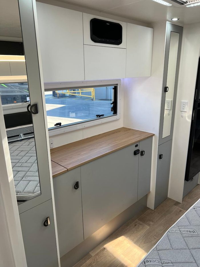 2024 Southern Cross Signature Series 19' Slide Out