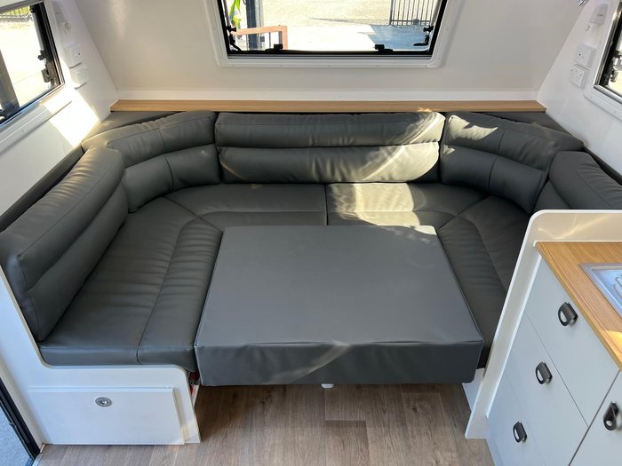 2024 Southern Cross Signature Series 19' Slide Out