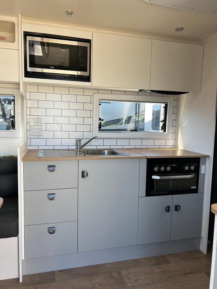 2024 Southern Cross Signature Series 19' Slide Out