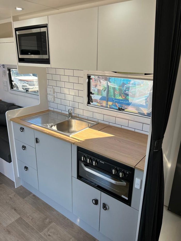 2024 Southern Cross Signature Series 19' Slide Out