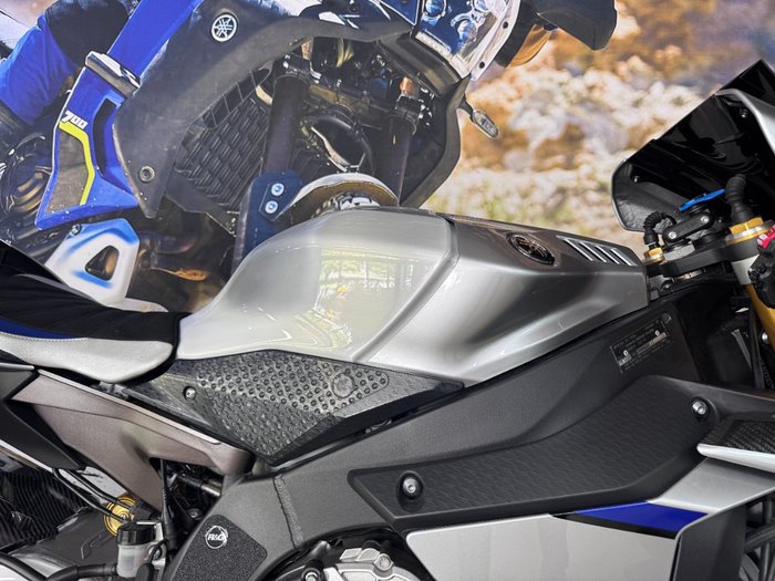 2015 Yamaha YZF-R1 M SILVER