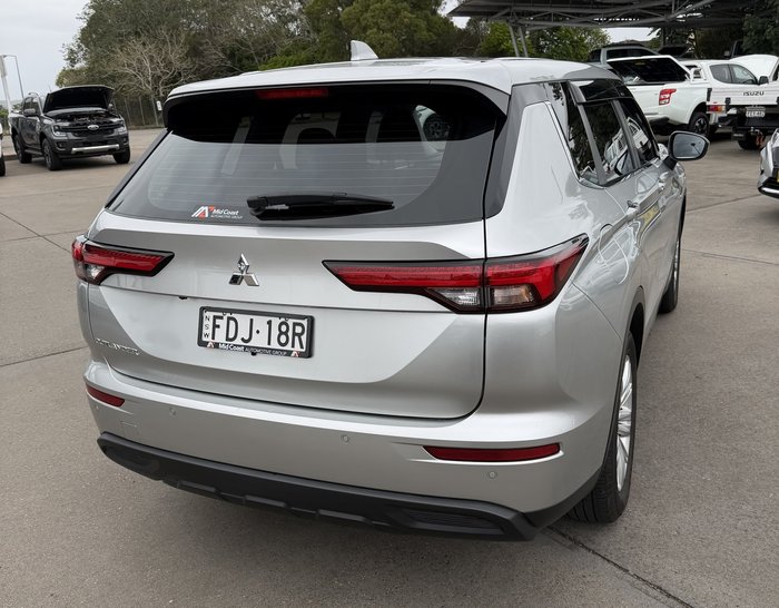 2023 Mitsubishi Outlander ES