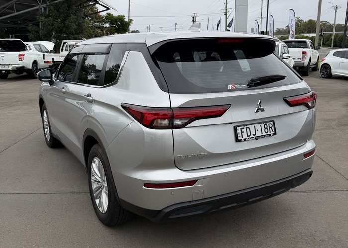 2023 Mitsubishi Outlander ES