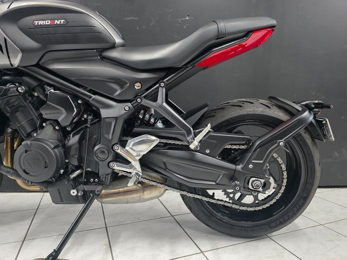 2023 TRIUMPH TRIDENT 660 Red