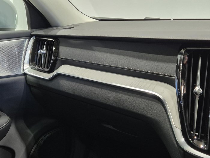 2024 Volvo V60 Cross Country Ultra B5 Bright