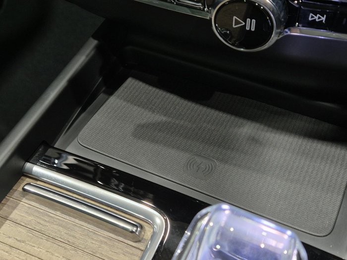 2025 Volvo XC60 Ultra T8 Plug-In Hybrid Dark