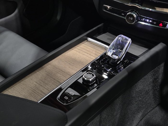 2025 Volvo XC60 Ultra T8 Plug-In Hybrid Dark