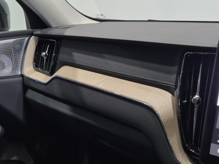 2025 Volvo XC60 Ultra T8 Plug-In Hybrid Dark