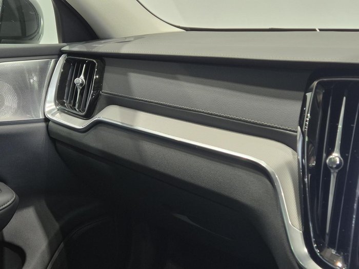 2024 Volvo V60 Cross Country Ultimate B5 Bright