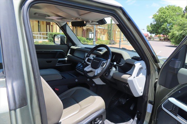 2021 Land Rover Defender 90 D300 SE