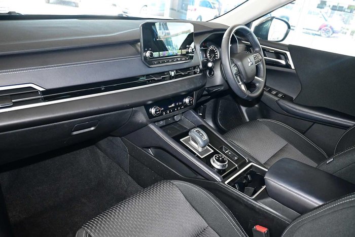 2025 Mitsubishi Outlander LS