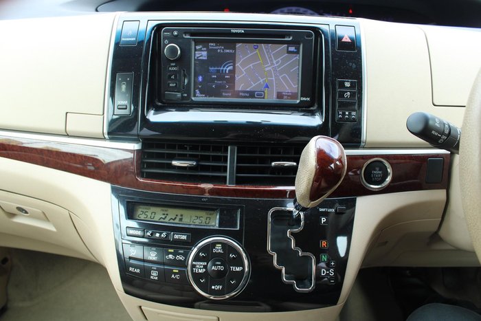 2013 Toyota Tarago Ultima