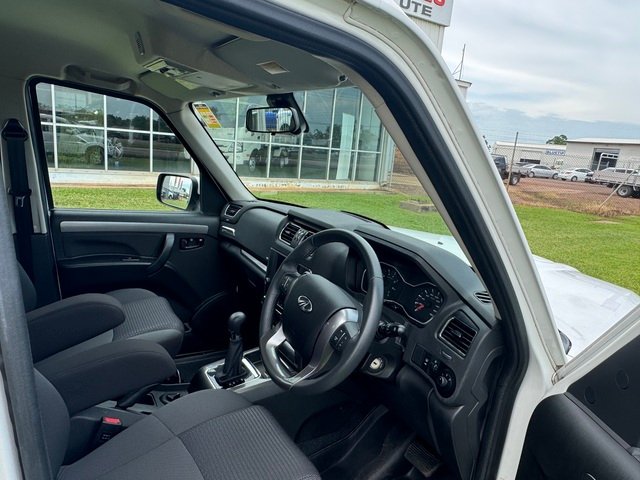 2022 Mahindra PIK-UP 2023 Mahindra PIK-UP Dual Cab Cab Chassis AT 4x4 S11 With Steel HD Tray S11DCC4x4 Arctic White