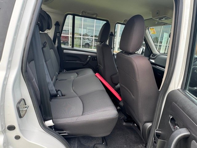 2022 Mahindra PIK-UP 2023 Mahindra PIK-UP Dual Cab Cab Chassis AT 4x4 S11 With Steel HD Tray S11DCC4x4 Arctic White