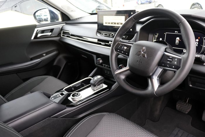 2025 Mitsubishi Outlander LS