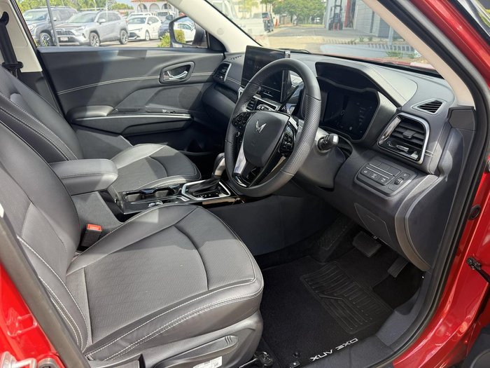 2025 Mahindra XUV3XO AX7L Tango Red & Stealth Black Roof