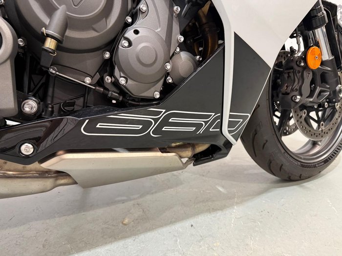 2025 Triumph Daytona 660 Daytona White