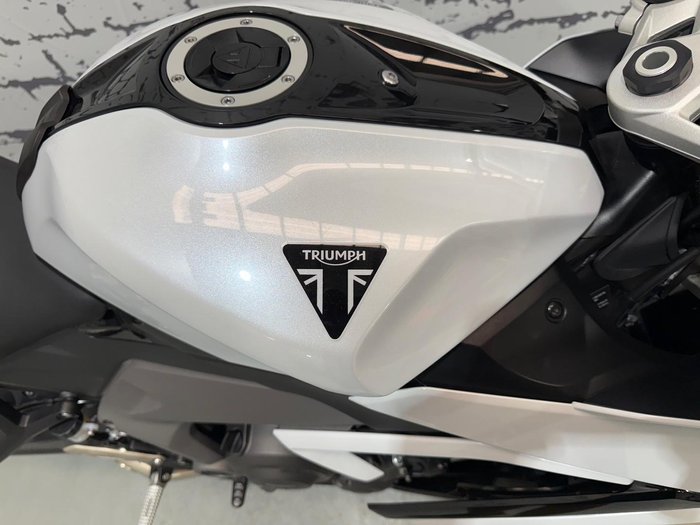 2025 Triumph Daytona 660 Daytona White