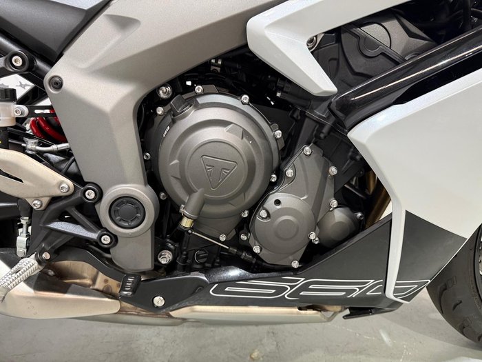 2025 Triumph Daytona 660 Daytona White
