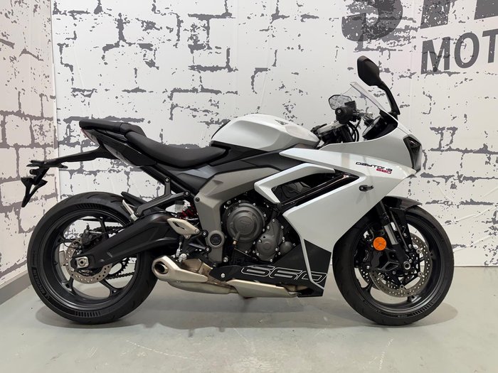 2025 Triumph Daytona 660 Daytona White