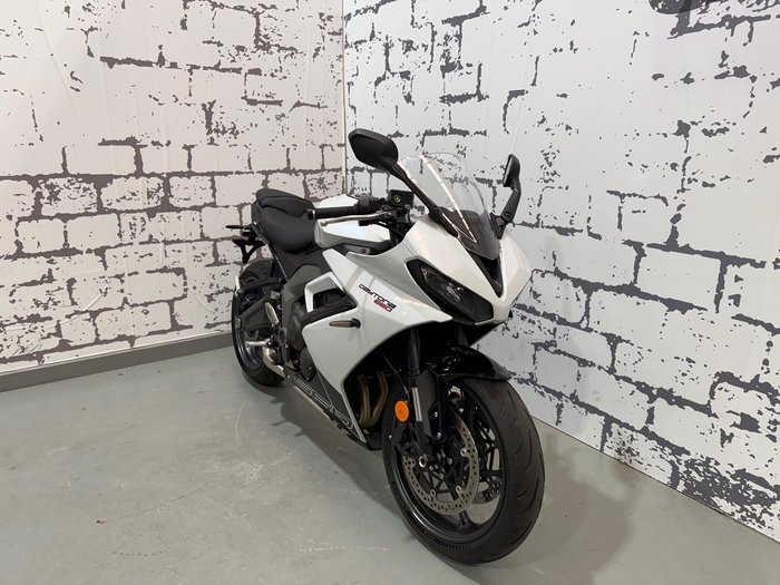 2025 Triumph Daytona 660 Daytona White