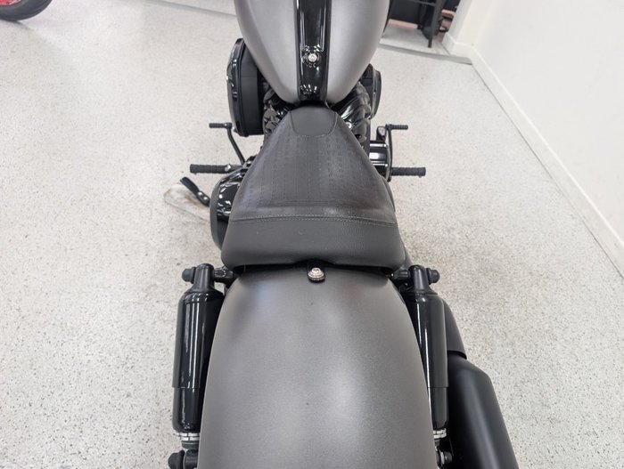 2023 INDIAN CHIEF BOBBER DARK HORSE Black