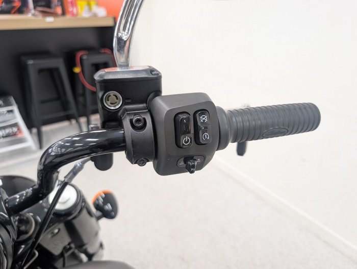 2023 INDIAN CHIEF BOBBER DARK HORSE Black