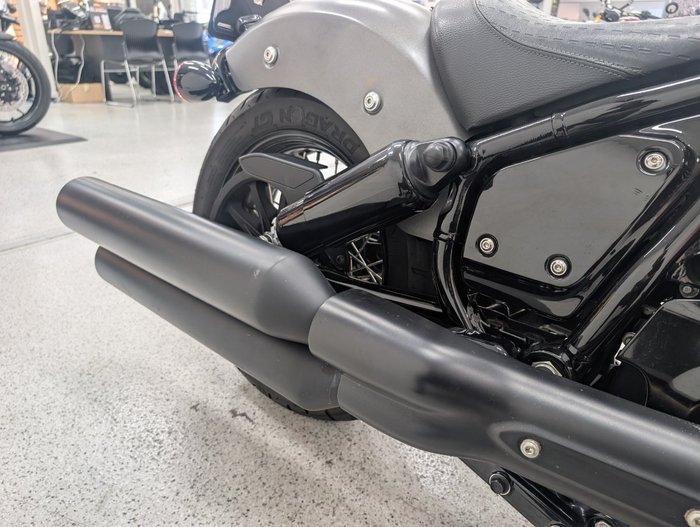 2023 INDIAN CHIEF BOBBER DARK HORSE Black