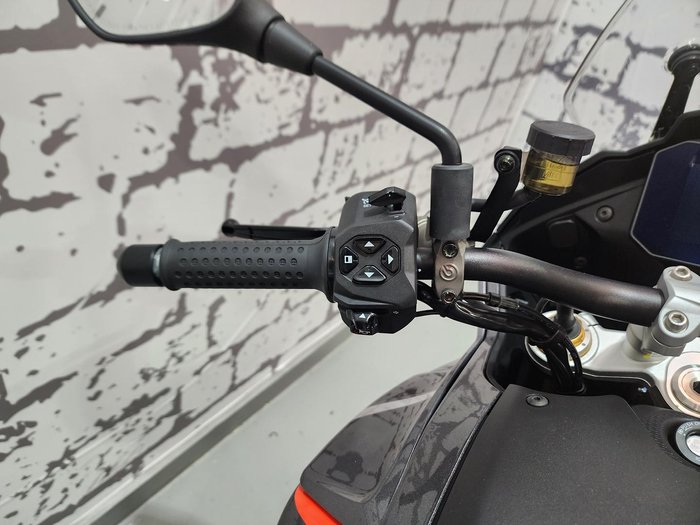 2024 Moto Guzzi V100 Mandello S V100 Grey