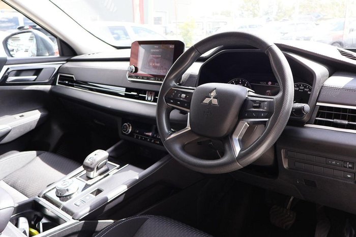 2024 Mitsubishi Outlander ES