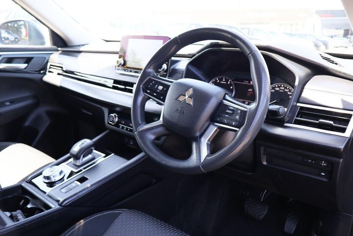 2024 Mitsubishi Outlander ES