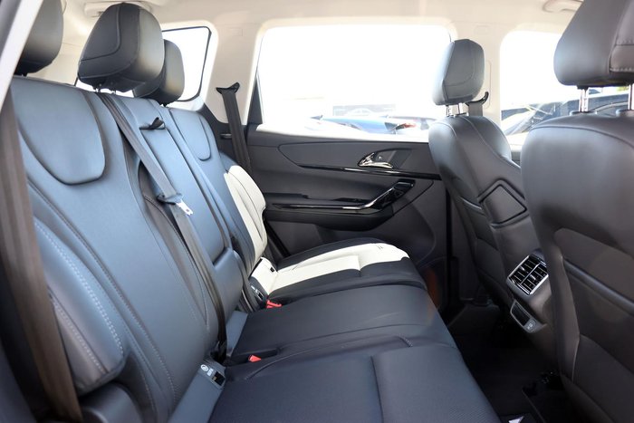 2024 Mahindra XUV700 AX7L Black Edition