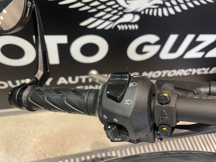 2025 Moto Guzzi V7 Stone Corsa Stone Red