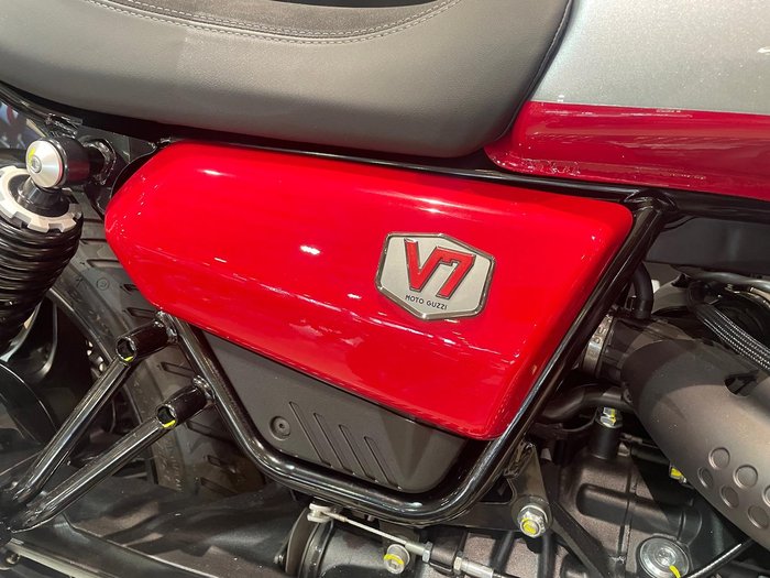 2025 Moto Guzzi V7 Stone Corsa Stone Red