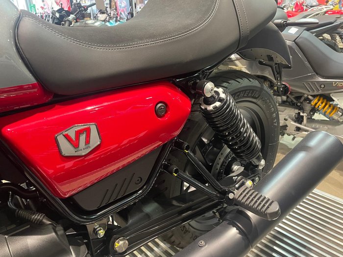 2025 Moto Guzzi V7 Stone Corsa Stone Red