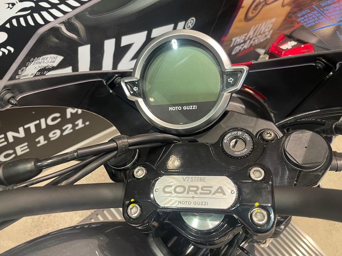 2025 Moto Guzzi V7 Stone Corsa Stone Red