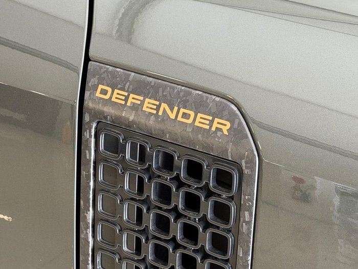 2025 Land Rover Defender 110 P635 OCTA