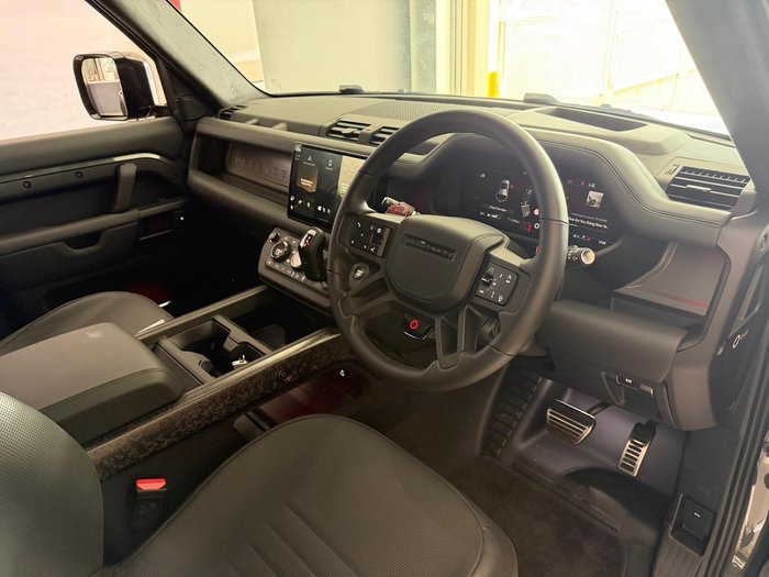 2025 Land Rover Defender 110 P635 OCTA