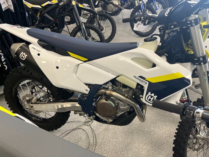 2025 HUSQVARNA FE450 NEBULA WHITE