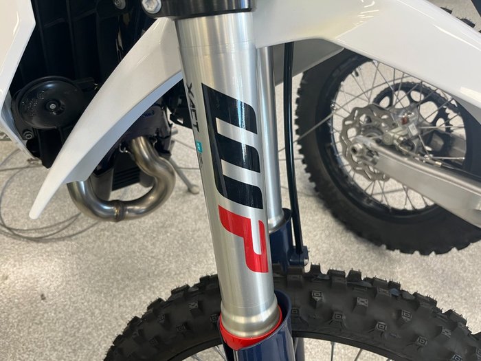 2025 HUSQVARNA FE450 NEBULA WHITE