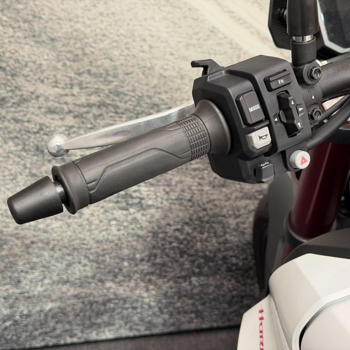 2023 Honda 2023 Honda NAKED CB750 (Hornet) White