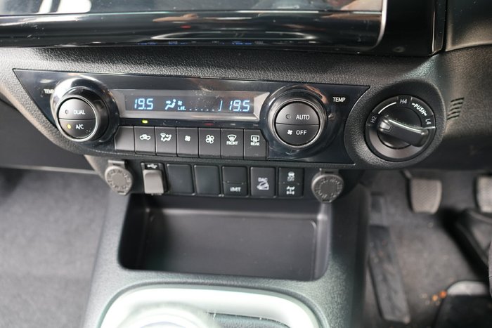 2022 Toyota Hilux SR5