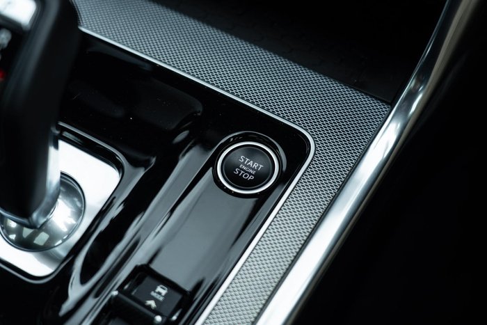 2020 Jaguar XE P300 R-Dynamic SE