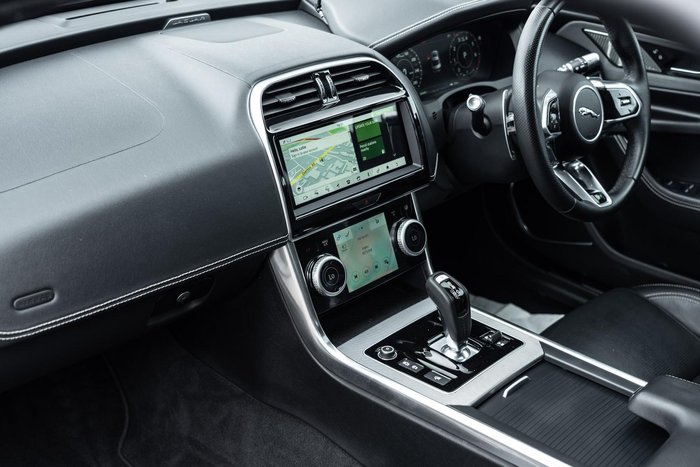 2020 Jaguar XE P300 R-Dynamic SE