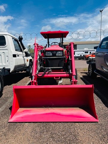 2022 Mahindra Agricultural Mahindra Tractor - 4025 - 2WD - 8/2 SLIDING MESH ROPS 4in1 Bucket Included Red
