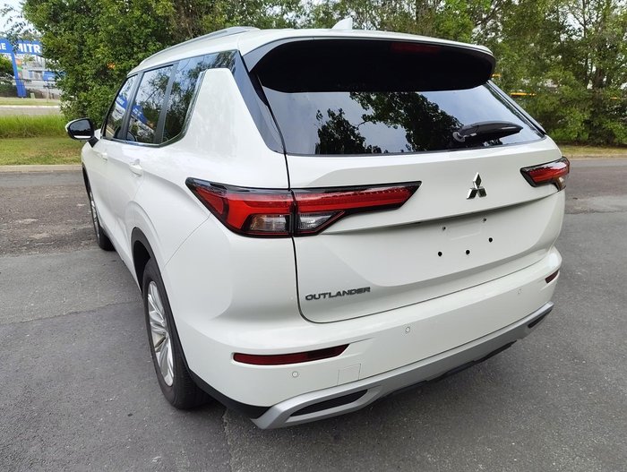 2023 Mitsubishi Outlander LS