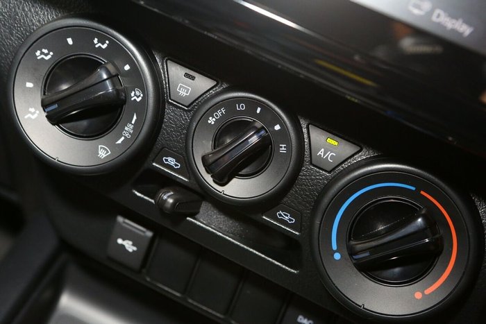 2025 Toyota Hilux SR