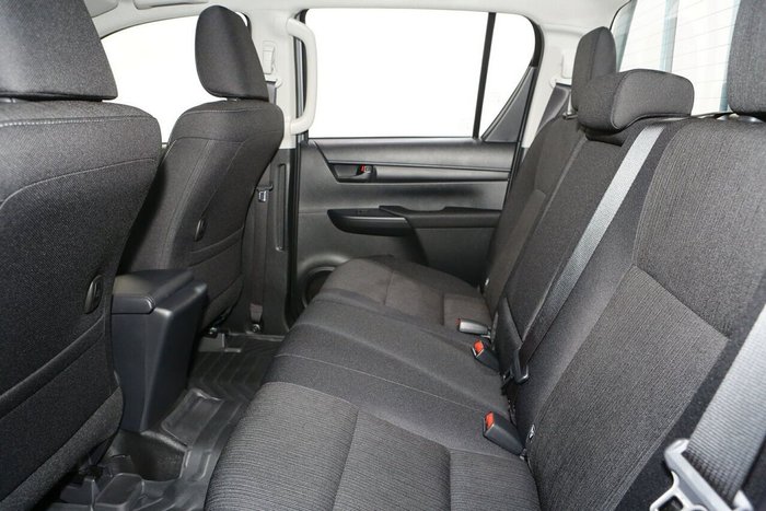 2025 Toyota Hilux SR