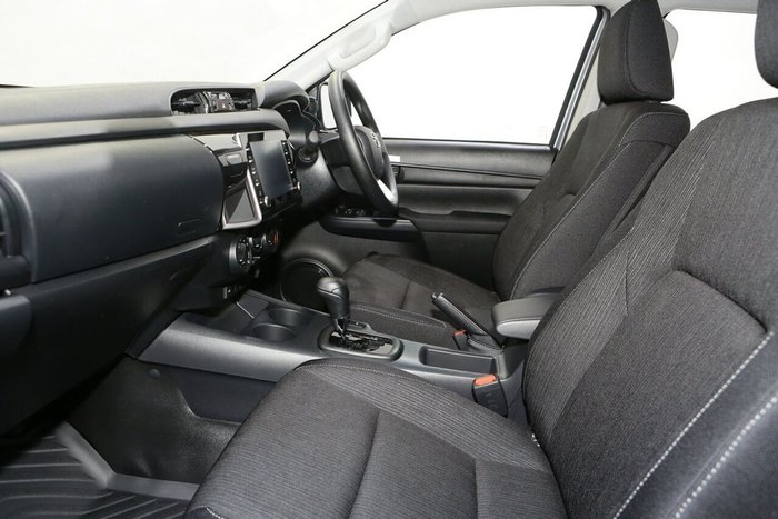 2025 Toyota Hilux SR